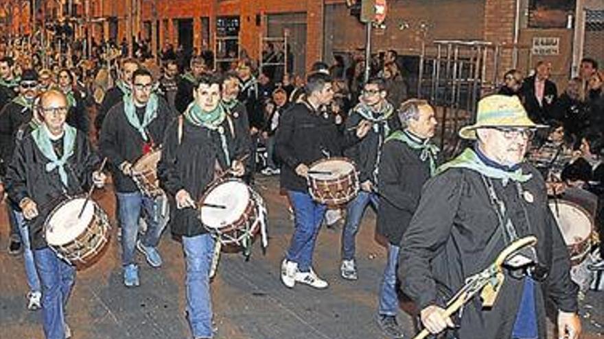 Castellón presume de sus raíces y de ‘llum de festa’ en el Desfile de Gaiatas