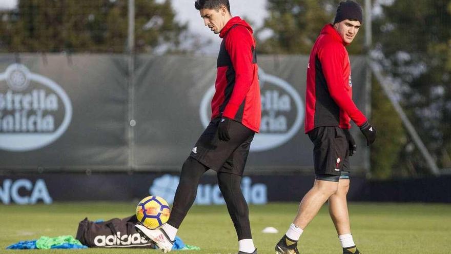 Pablo Hernández controla el balón en un entrenamiento en A Madroa ante Maxi Gómez. // Cristina Graña