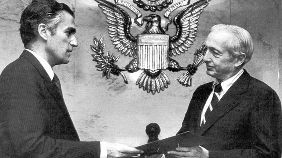El encargado de Negocios de la Embajada de España, Alonso Álvarez de Toledo, haciendo entrega del documento de adhesión a Walter Stoessel, entonces secretario de Estado de Ronald Reagan. 