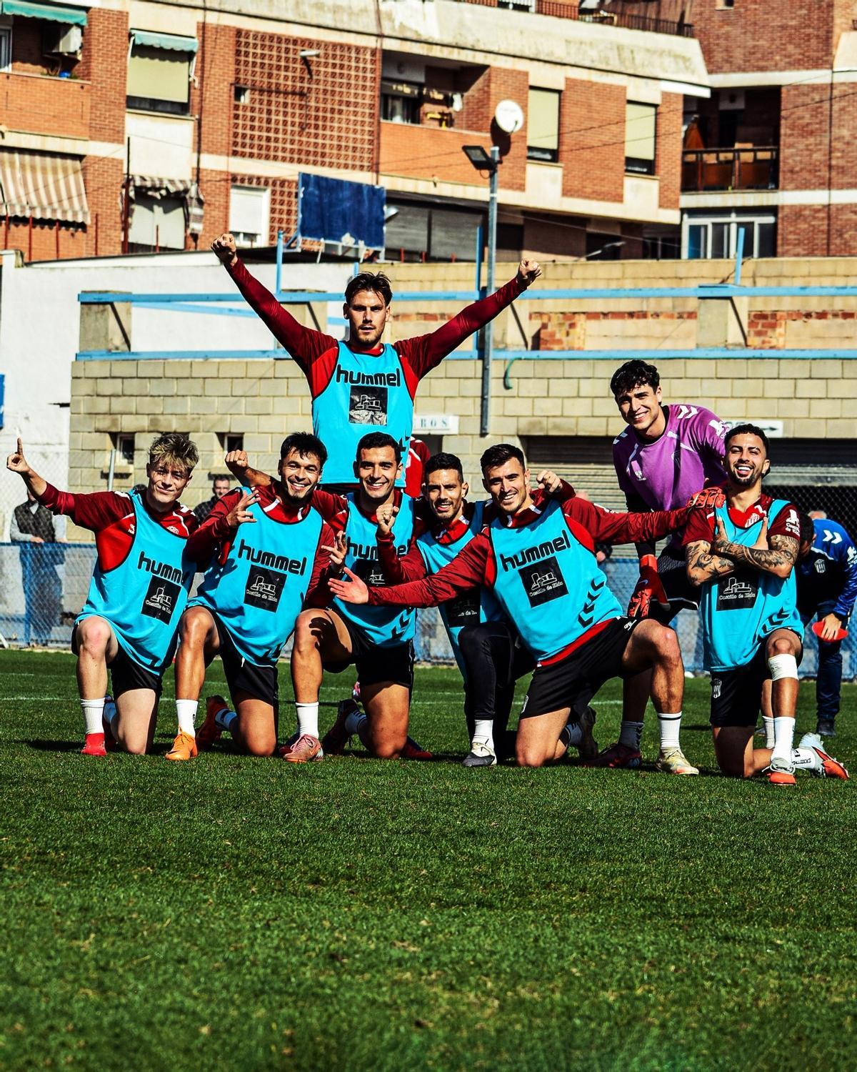 Los jugadores del Eldense celebran haber ganado uno de los ejercicios del entrenamiento.