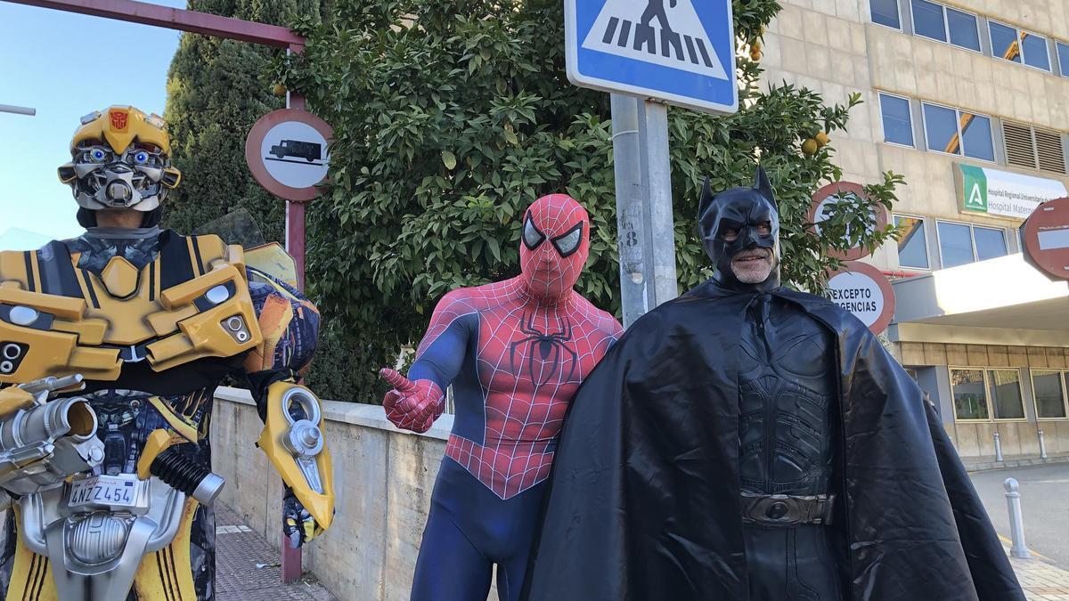 Bumblebee, Spiderman y Batman frente a las Urgencias de Pediatría del Hospital Materno de Málaga.