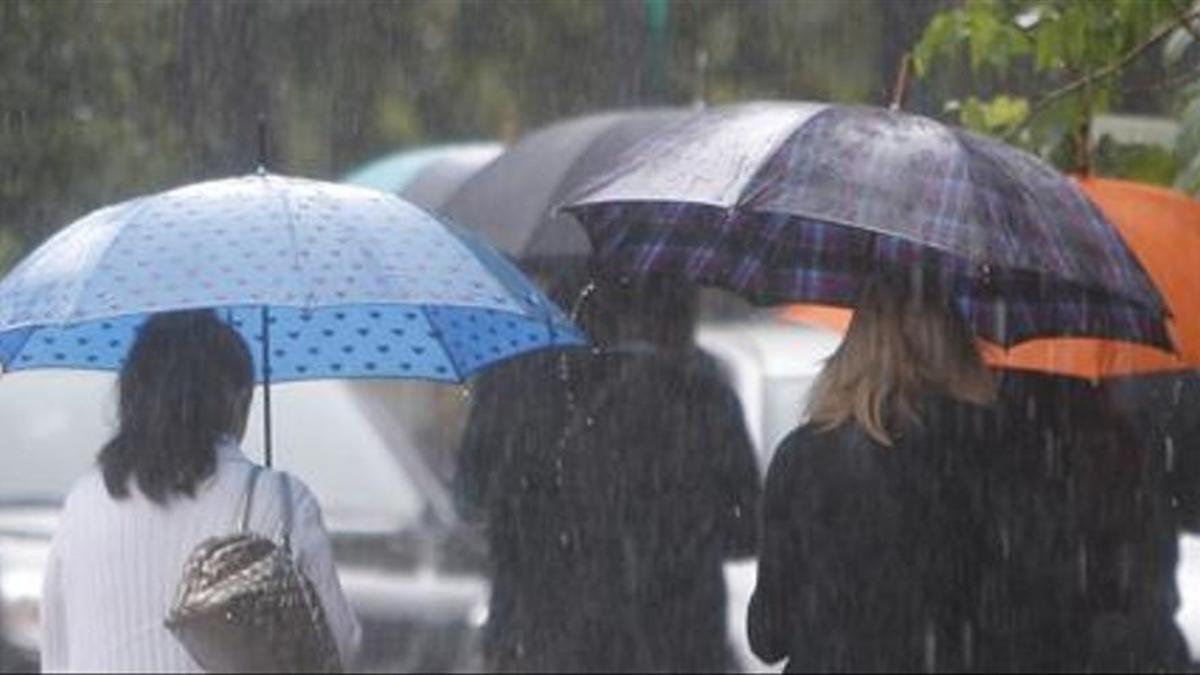 Tanto los conductores como los peatones deben extremar la precaución los días de lluvia