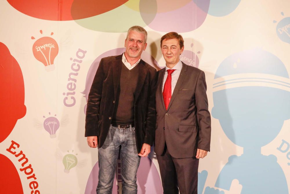 Los invitados posan en el photocall de los premios Talento Joven CV.