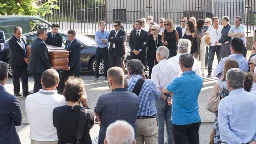 El presidente gallego junto a familiares y amigos en el entierro de su padre // B.Lorenzo