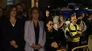 Políticos y acampados se concentran en la plaza del Ayuntamiento por el accidente de tren de Toledo en un minuto de silencio atípico