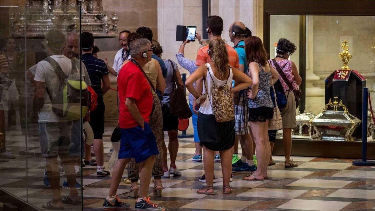 Turistas en el interior de la Catedral de Sevilla