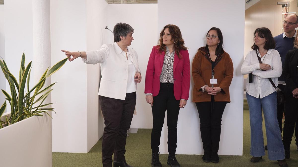 La vicepresidenta del Govern, Laura Vilagrà, acompanyada de la delegada a la regió, Montse Barniol, a l'Oficina d'Atenció Ciutadana