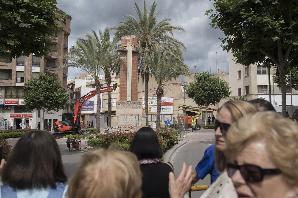 Así fue derribada la Cruz de los Caídos de la Vall d'Uixó