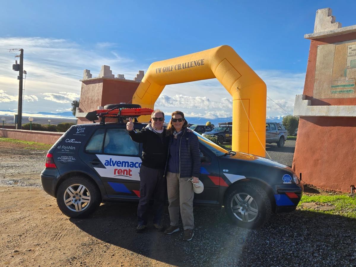 Antonio Menéndez y Marta Miranda en Marruecos con su coche.