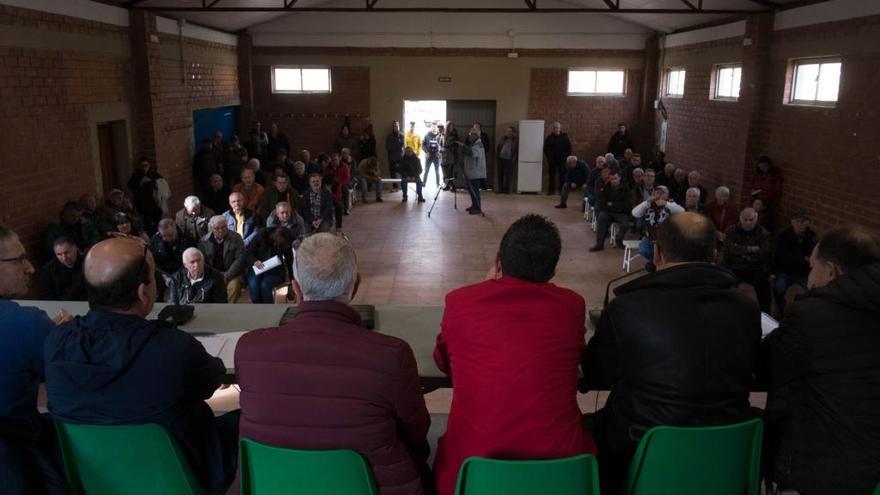 Reunión contra las macrogranjas.