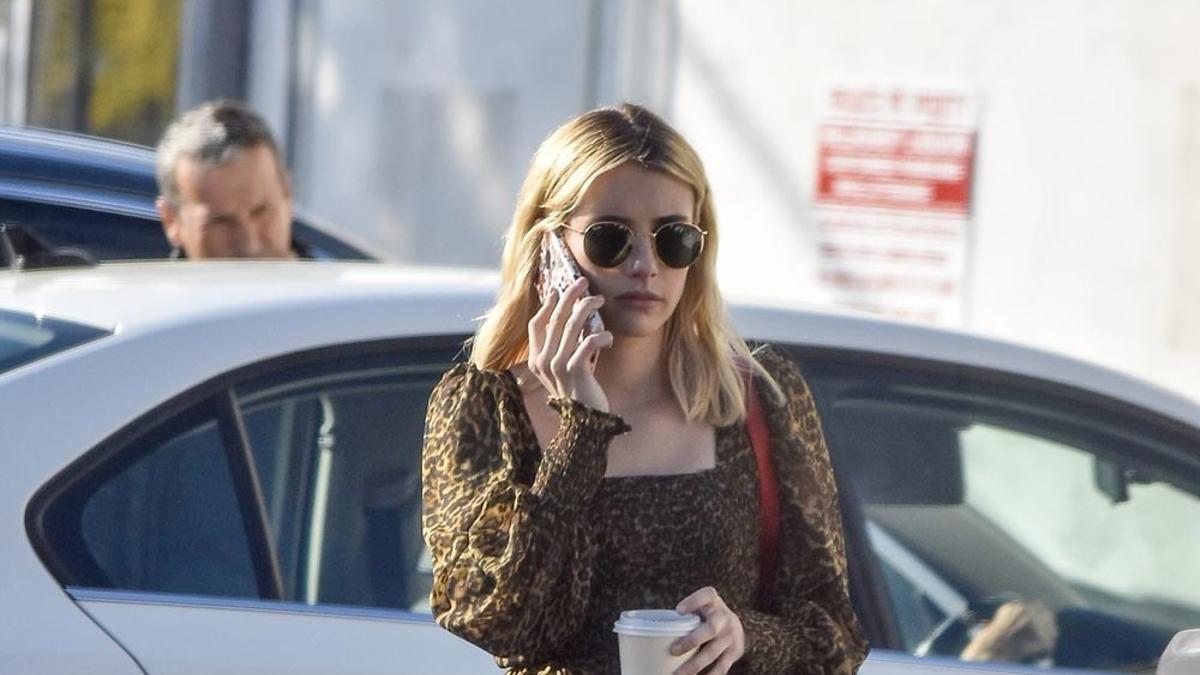 Emma Roberts, con blusa de Mango por las calles de Los Ángeles