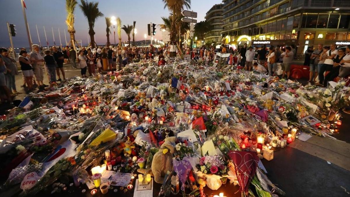 Imagen del 18 de julio en el Paseo de los Ingleses de Niza, donde los ciudadanos montaron un memorial en honor a las víctimas del atentado.
