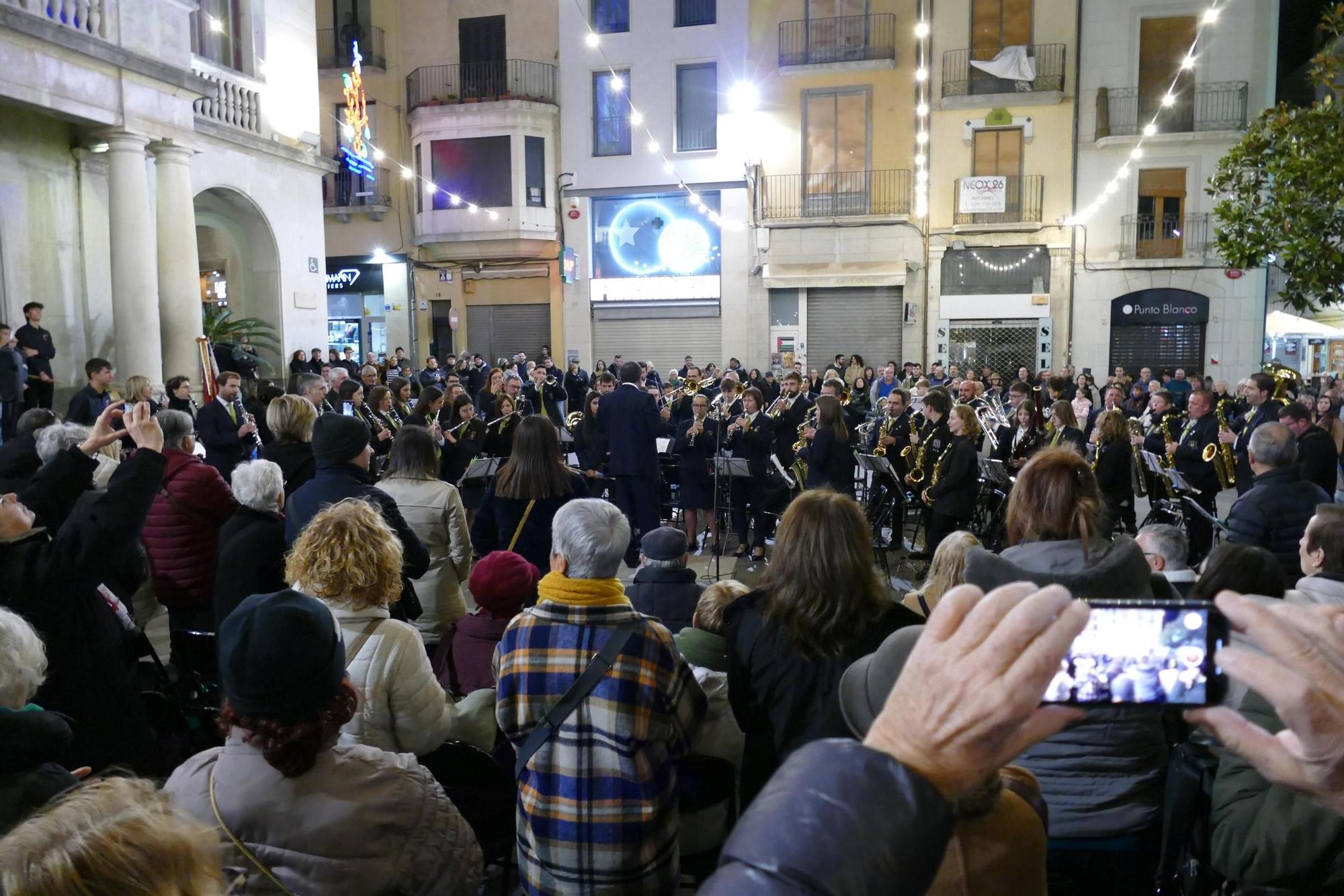 Una setantena de músics omplen la plaça de l'Ajuntament de Figueres