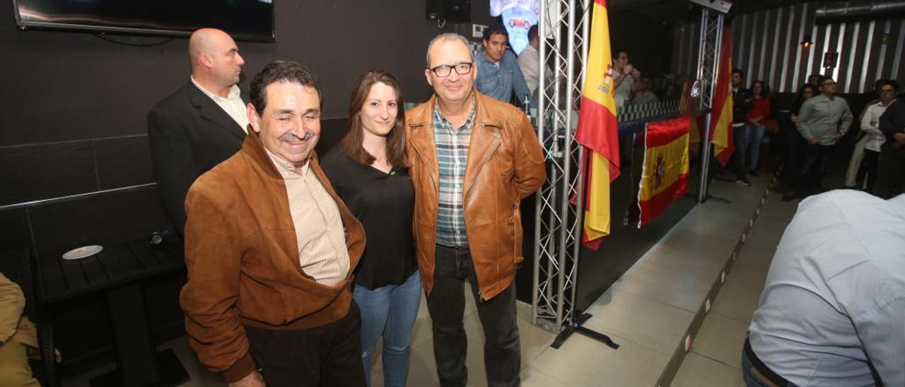 Manuel Mestre, Ana Vega y Pascual Moxica en un acto de la campaña electoral del 28 de abril.
