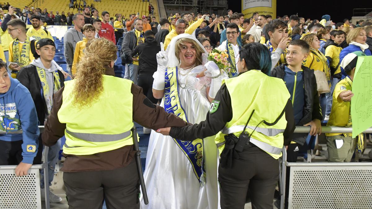 Una mascarita con el traje de novia, esta noche, al término del partido contra la UD.