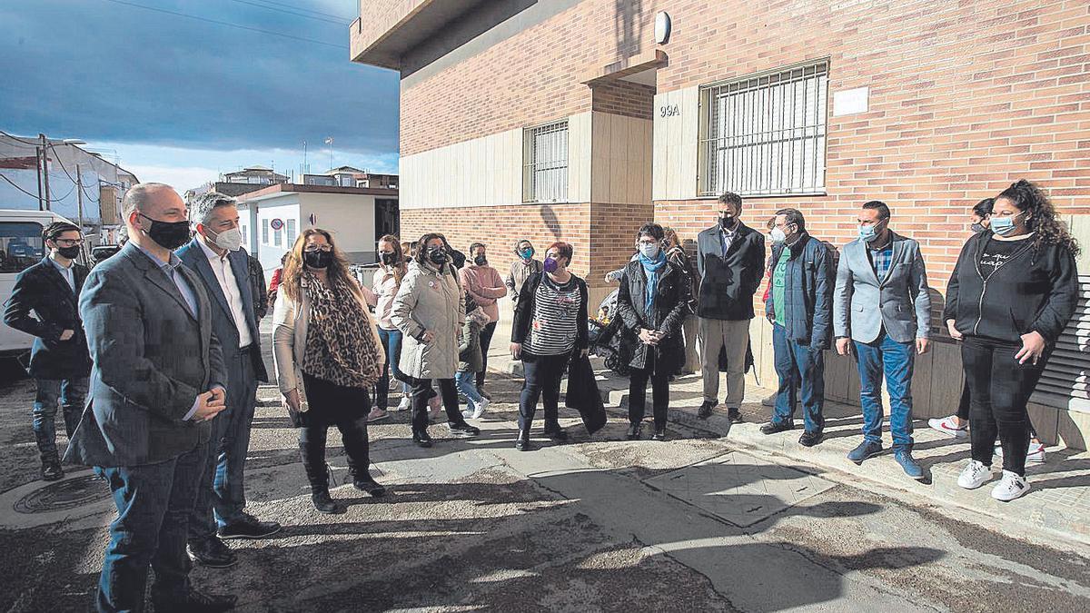 Dalmau, García yAmado, junto a miembros delConsell, de la PAH y residentes de la calle Argila.