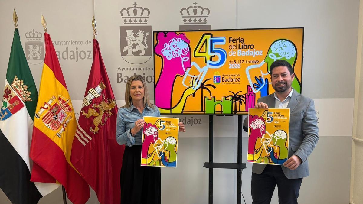 José Antonio Casablanca, concejal de Cultura, y María Rodríguez Lairado, trabajadora de dicha concejalía, tras la presentación de la 45ª Feria del Libro de Badajoz.