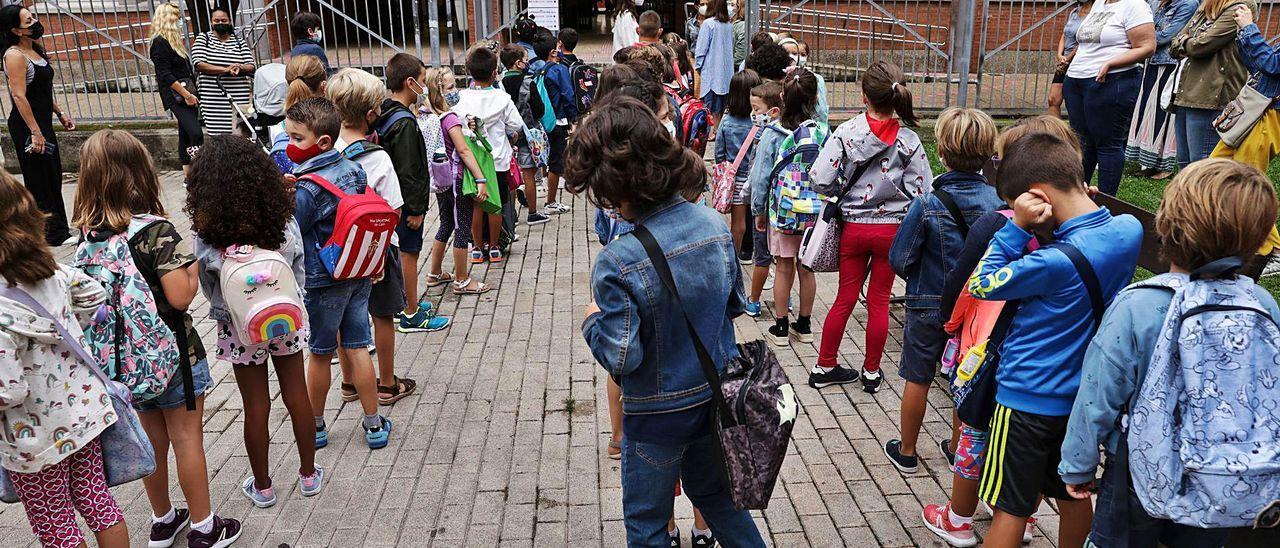 Alumnos del colegio Laviada de Gijón, formando ayer tres filas diferentes para acceder a las aulas. | Juan Plaza