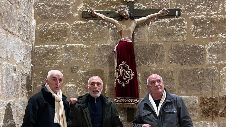 El Cristo de Valderrey vuelve a la iglesia parroquial del Espíritu Santo.