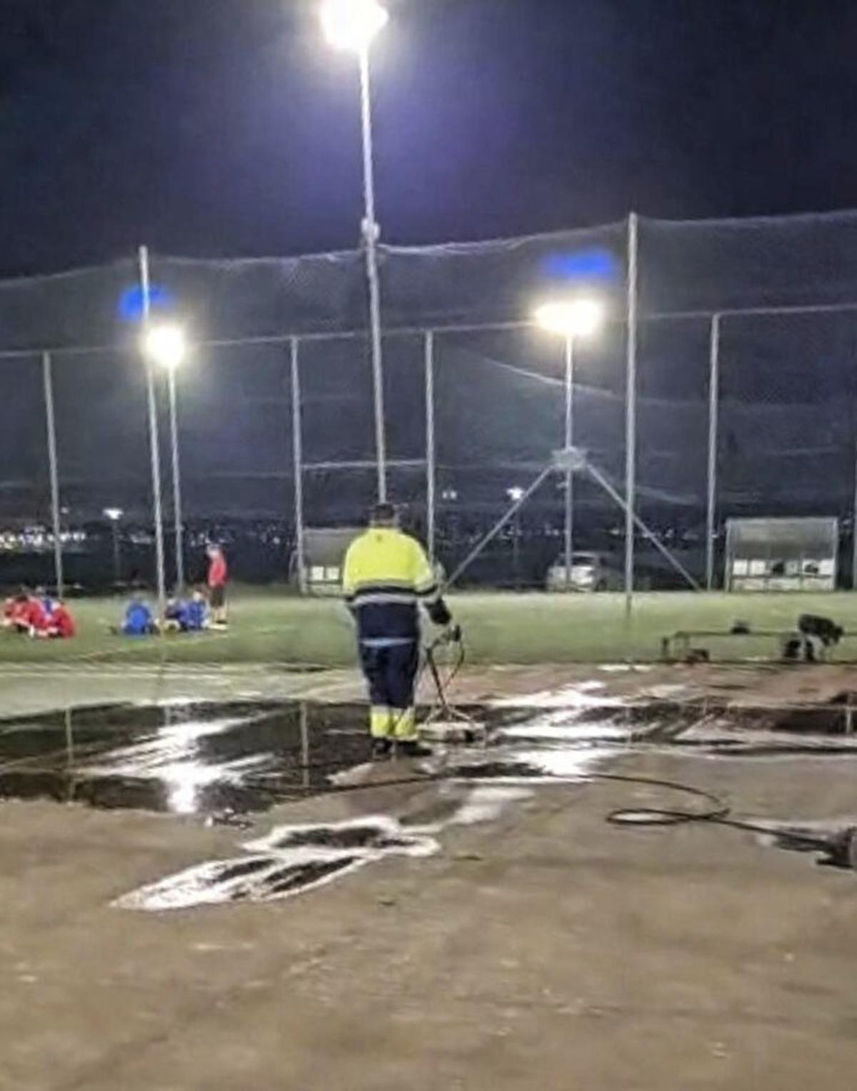 Limpieza de las pistas de tenis de Rodeira | SANTOS  ÁLVAREZ