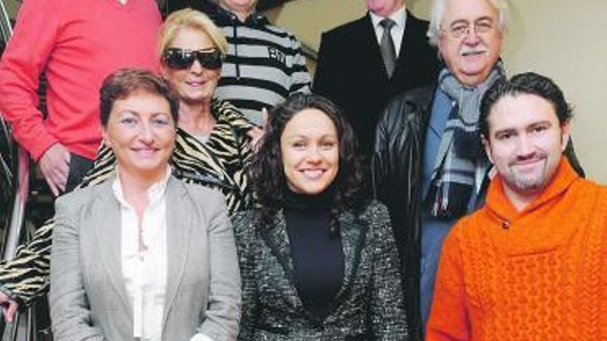 De izquierda a derecha, Juvacho, Gallego, González, Lobo, San Emeterio, García, Díaz y Noval, ayer, durante la presentación del concierto solidario.