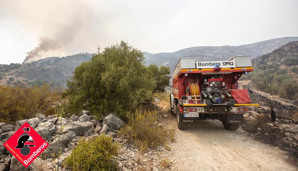 Siguen los trabajos para controlar las llamas en la Vall d'Ebo