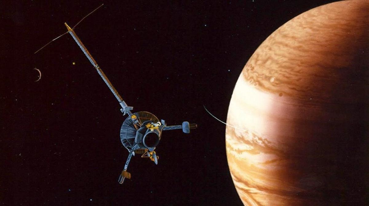 (FILES) A undated computer generated photo from NASA of Galileo s arrival at Jupiter The spacecraft that has studied Jupiter and its moons for the past eight years is due to take a suicide plunge into the planet s crushing atmosphere on Sunday 21 September 2003 The dramatic end to the Galileo mission is planned to avoid any chance of an unwanted impact with moons that may harbour water and life The destruction of the spacecraft marks the end of an astonishing odyssey that far exceeded the expectations of scientists Galileo produced a wealth of data about Jupiter and its 16 moons EFE epa NASA (FILES) A undated computer generated photo from NASA of Galileo s arrival at Jupiter The spacecraft that has studied Jupiter and its moons for the past eight years is due to take a suicide plunge into the planet s crushing atmosphere on Sunday 21 September 2003 The dramatic end to the Galileo mission is planned to avoid any chance of an unwanted impact with moons that may harbour water and life The destruction of the spacecraft marks the end of an astonishing odyssey that far exceeded the expectations of scientists Galileo produced a wealth of data about Jupiter and its 16 moons EFE epa NASA