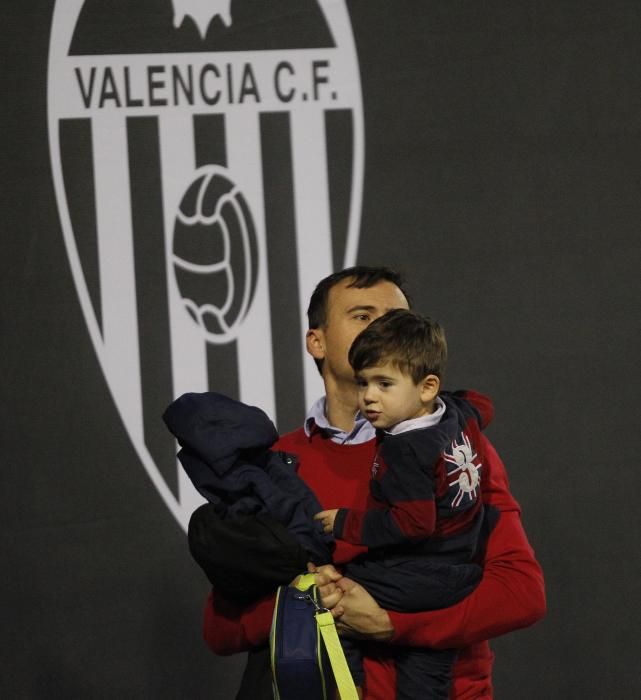 La afición del Valencia invade el Puchades