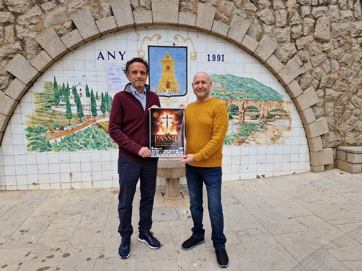 El director de la Passió, Simón Font, junto a Pasqual Ventura, que da vida a Jesús en la representación, con el cartel anunciador del 2026.