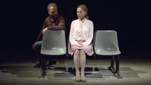 Pedro Mas y Muntsa Alcañiz en una escena de ’Abans que arribi l’alemany’, de Marta Barceló.