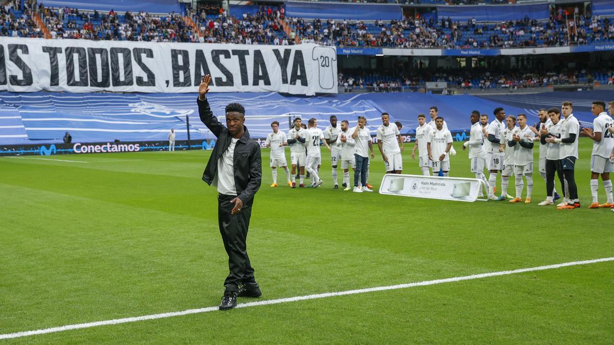  El jugador del Real Madrid Vinicius Jr.  saluda a los aficionados antes del partido de LaLiga entre el Rayo Vallecano y el Real Madrid en el estadio Santiago Bernabéu  