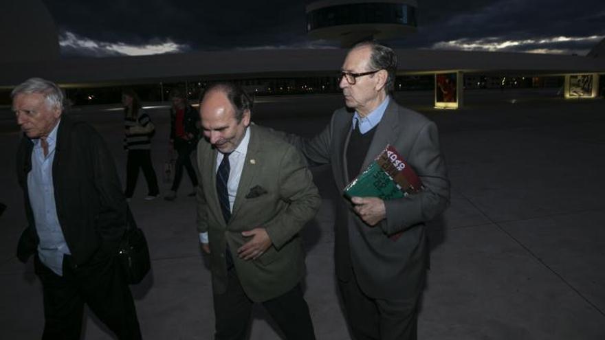 Antonio Ripoll, el rector Ignacio Villaverde y  Rafael Canogar ayer, en el Niemeyer.