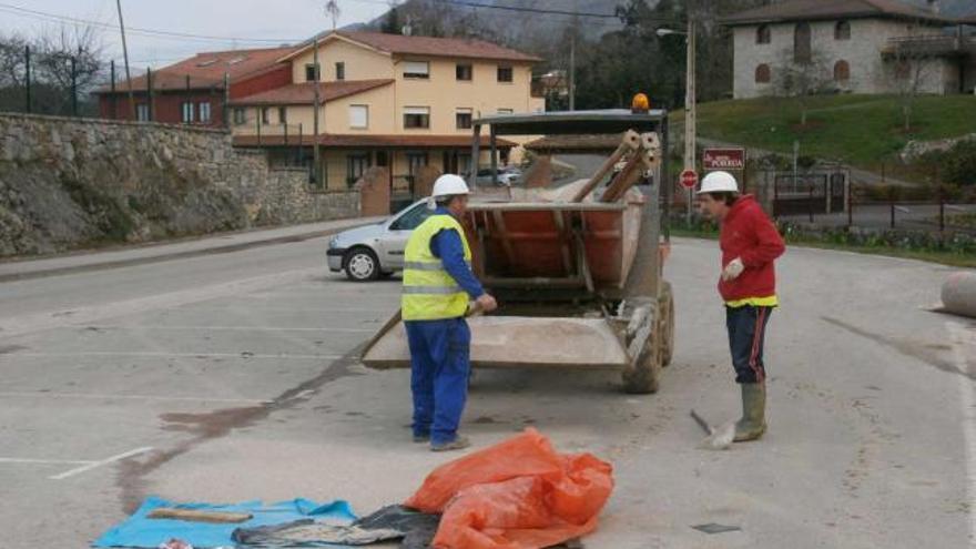 Unos operarios limpian la zona de Porrúa en la que ocurrió ayer el atropello mortal.