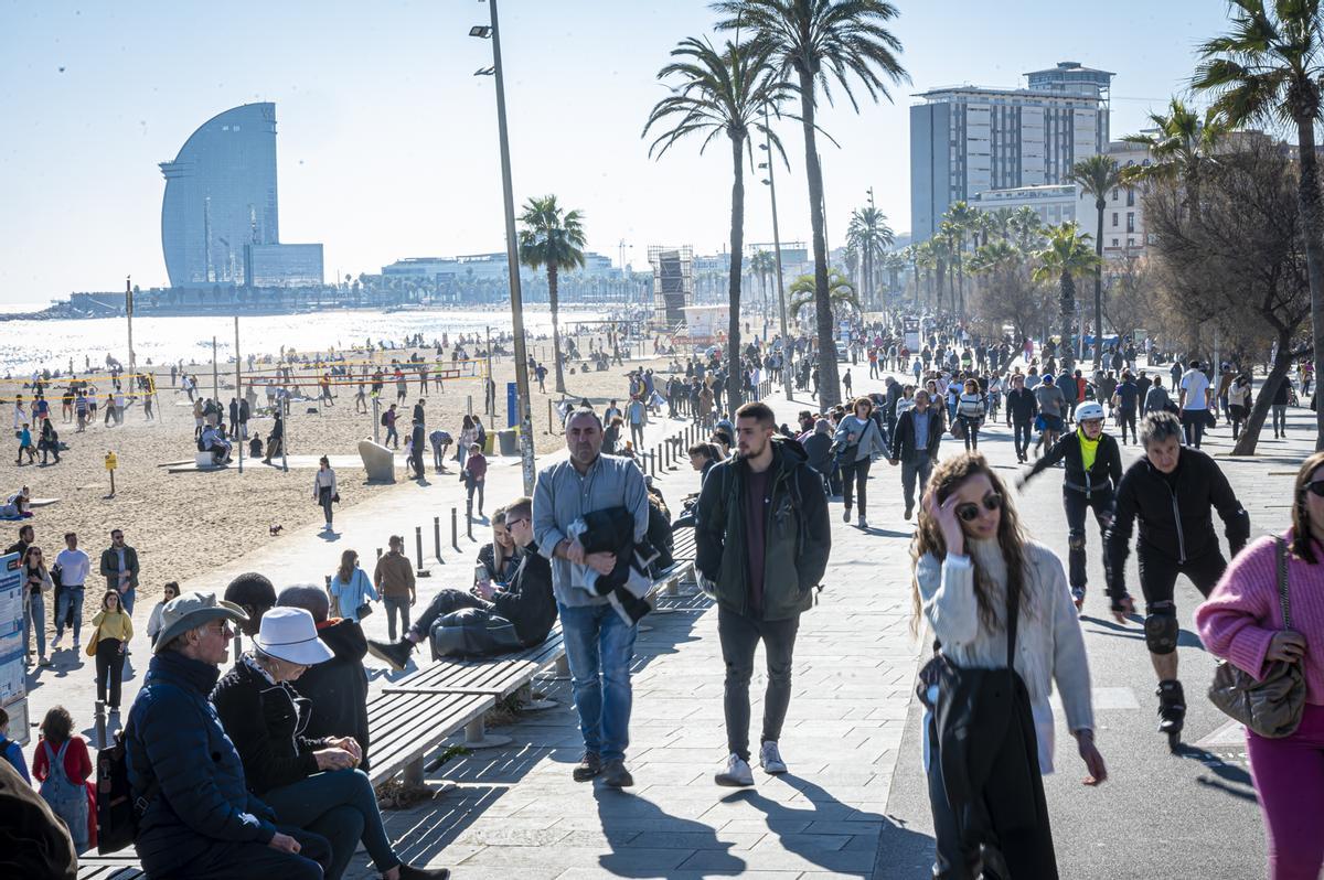 Los barceloneses acuden en masa a las playas de la ciudad para disfrutar del último día primaveral antes de la llegada del frío