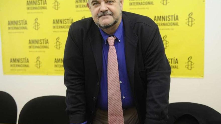 Esteban Beltrán, ayer en la nueva sede de Amnistía Internacional en A Coruña.