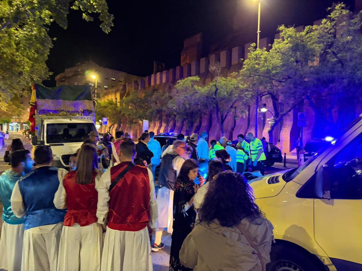 Un grupo de personas se agrupa junto al camión del agresor y al herido.