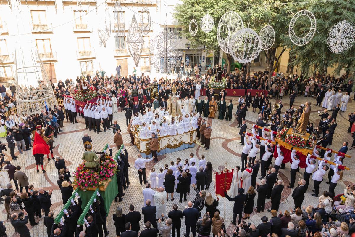 Encuentro entre las cuatro devociones y la Mare de Déu en la Plaça de Baix.