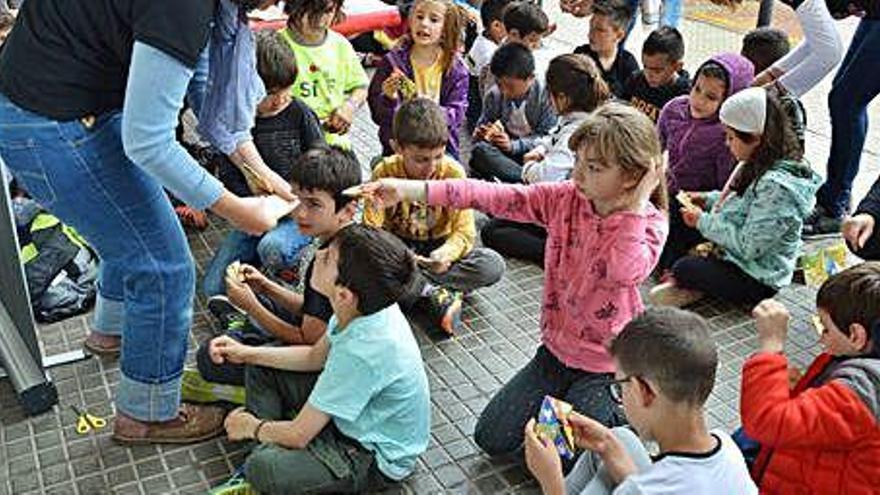 Infants durant les activitats ahir, a la plaça Europa de Berga