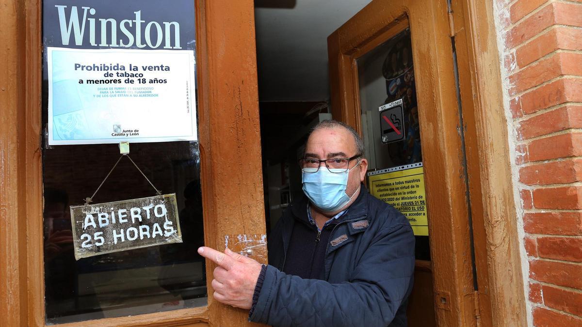 Juan de Dios, en la puerta de su establecimiento.