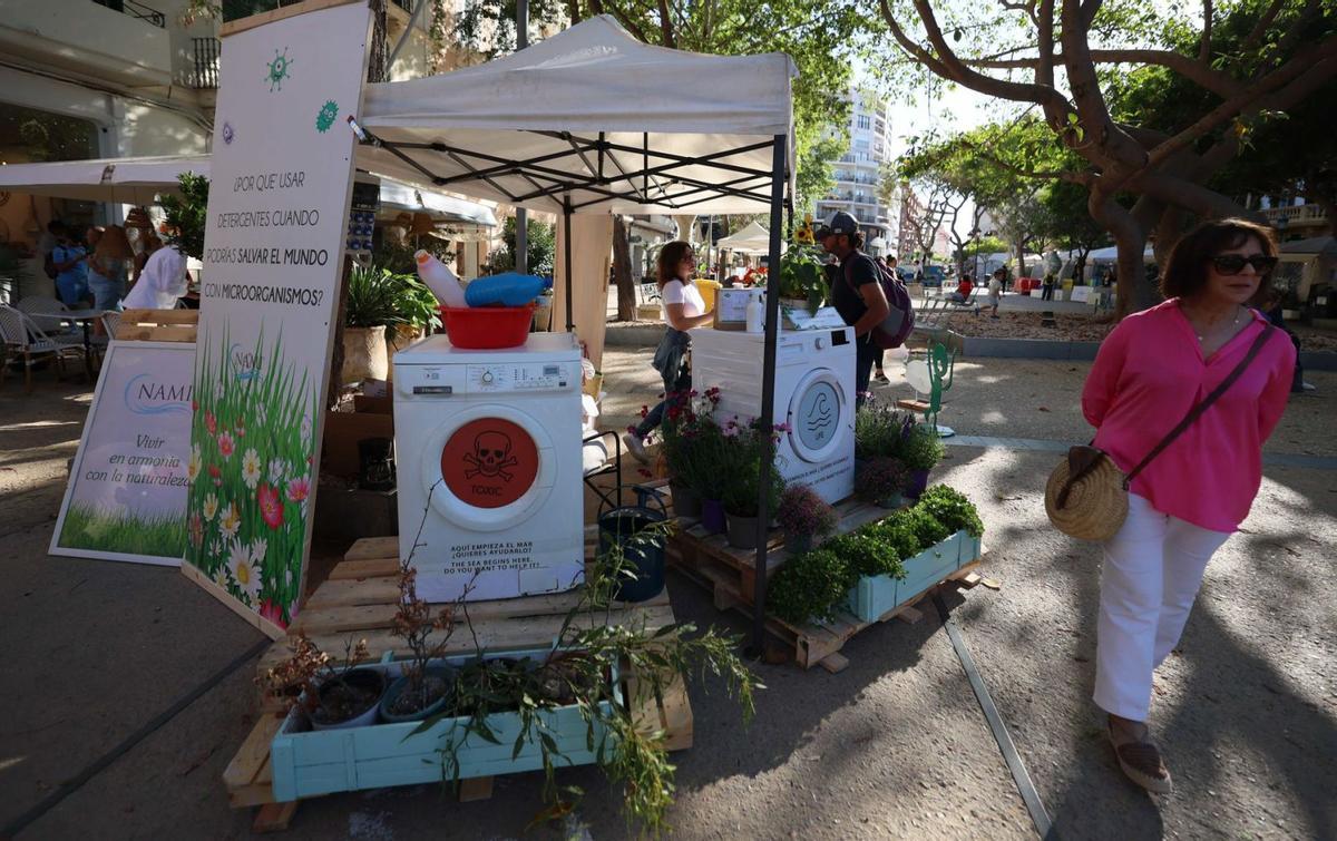 Una de las instalaciones artísticas y reivindicativas, instalada en el paseo de Vara de Rey. | MARCELO SASTRE