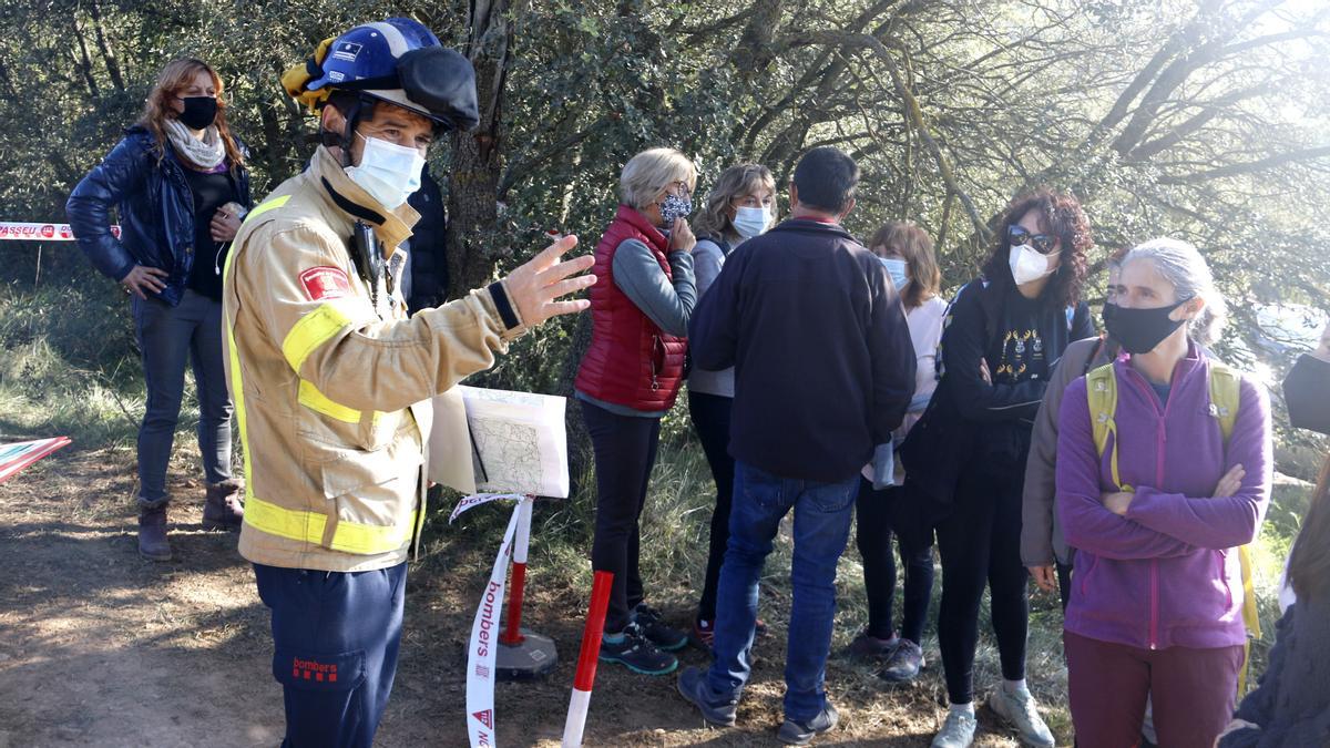 Voluntarios dirigidos por el responsable de Bombers, al inicio de la búsqueda.