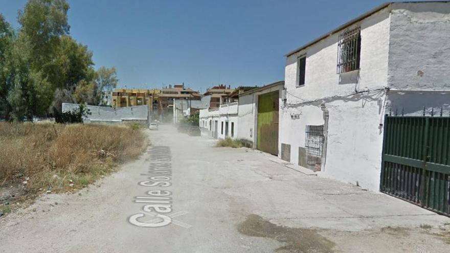 Los bomberos sofocan una candela de grandes dimensiones en la calle Solares de San Rafael