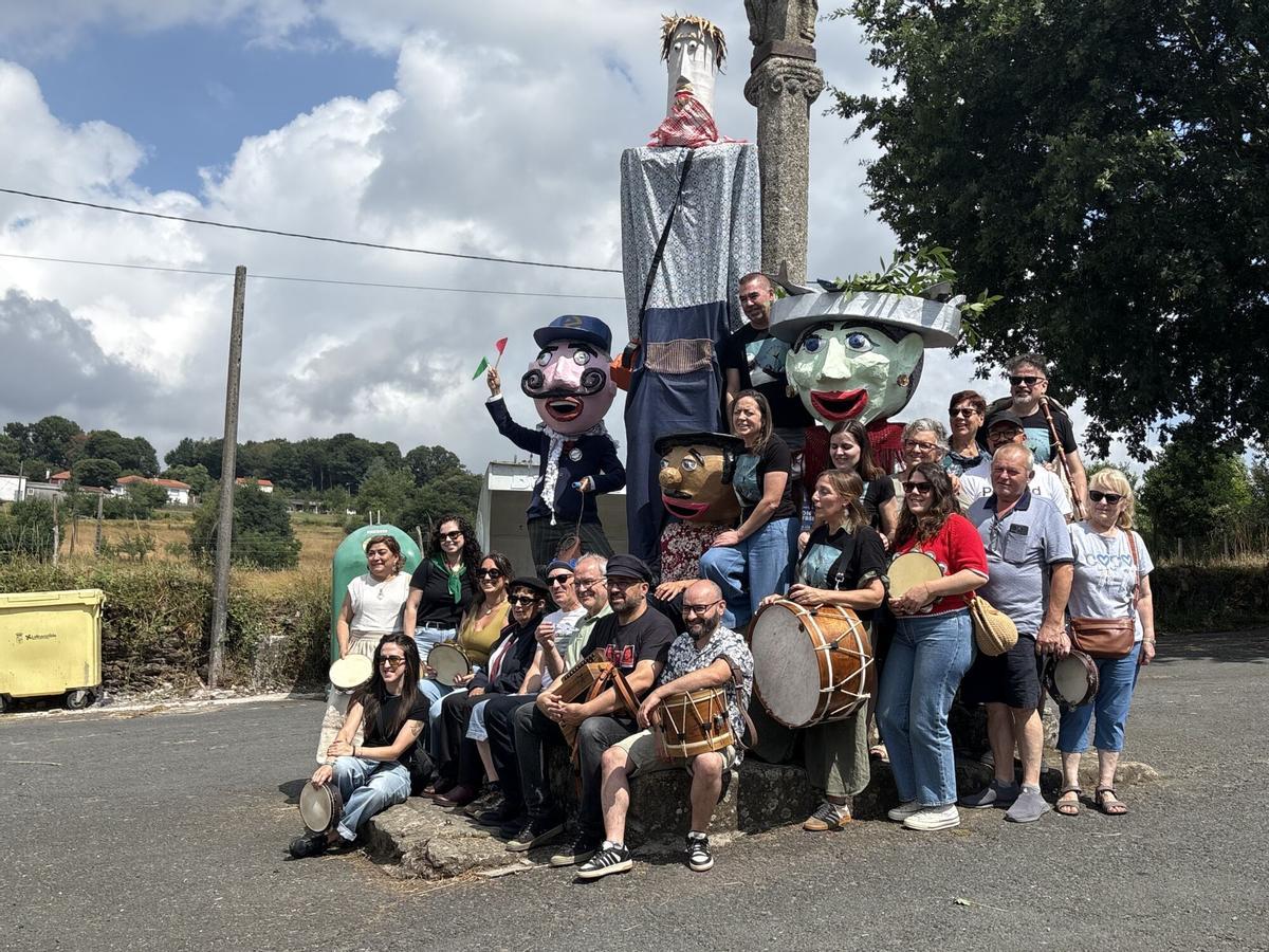 A asociación O Redondelo de Botos cos seus cabezudos e xigante durante o XIV Serán de Botos.