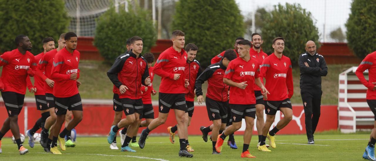 Abelardo, a la derecha, durante el entrenamiento de ayer en Mareo. | Marcos León