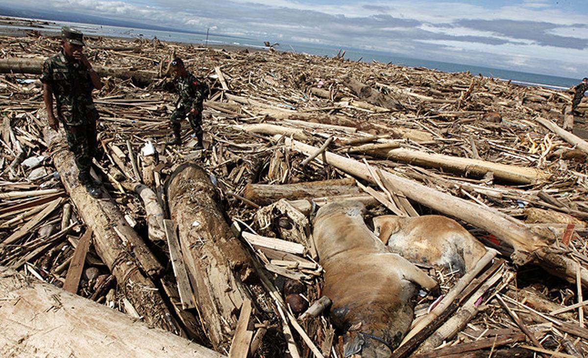 Soldats filipins patrullen per buscar víctimes a la zona devastada per les inundacions a la ciutat d’Iligan,  a sud de Mindanao (Filipines).