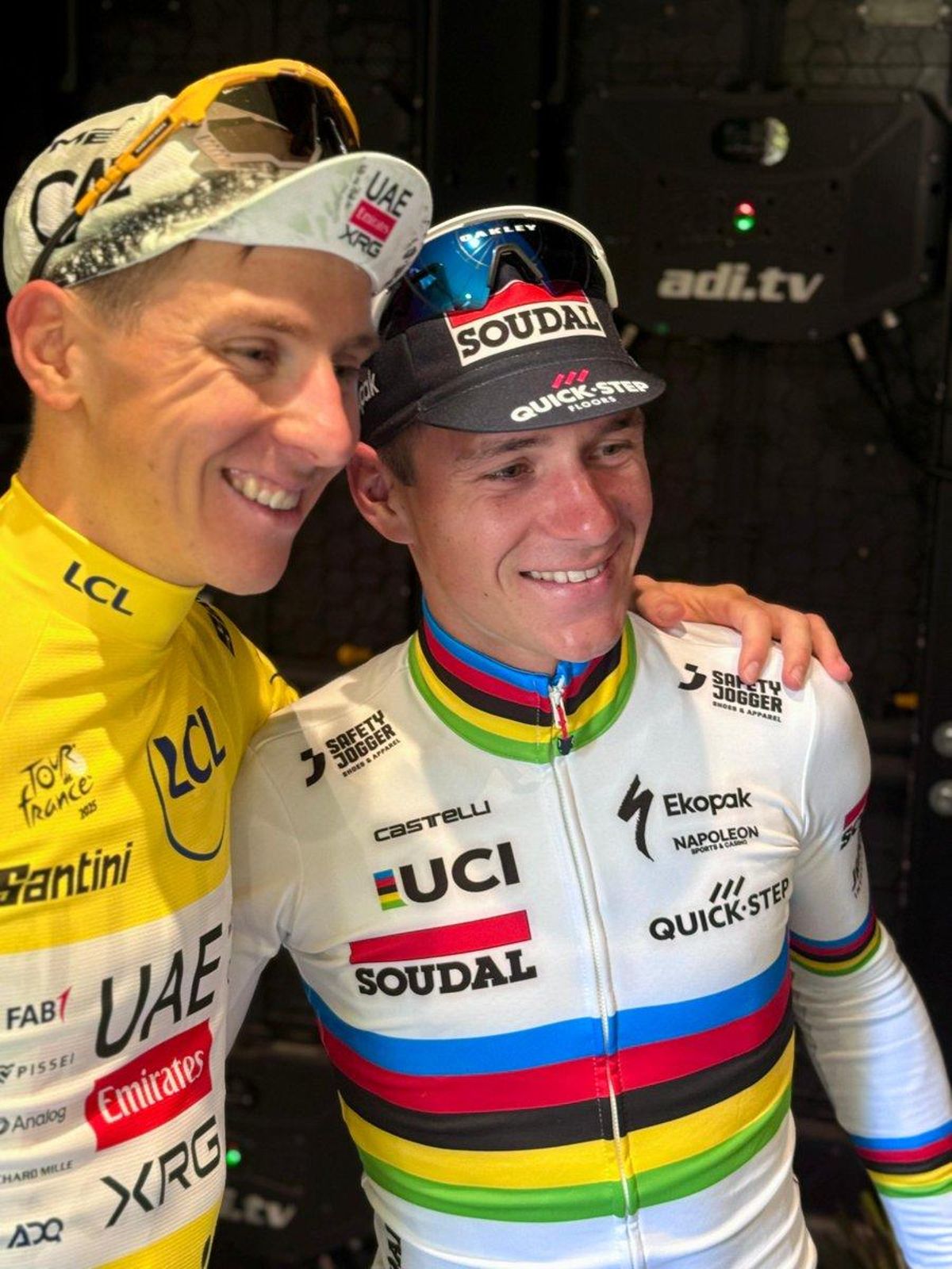 Pogacar, de amarillo, y Evenepoel, en la parte trasera del podio del Tour.