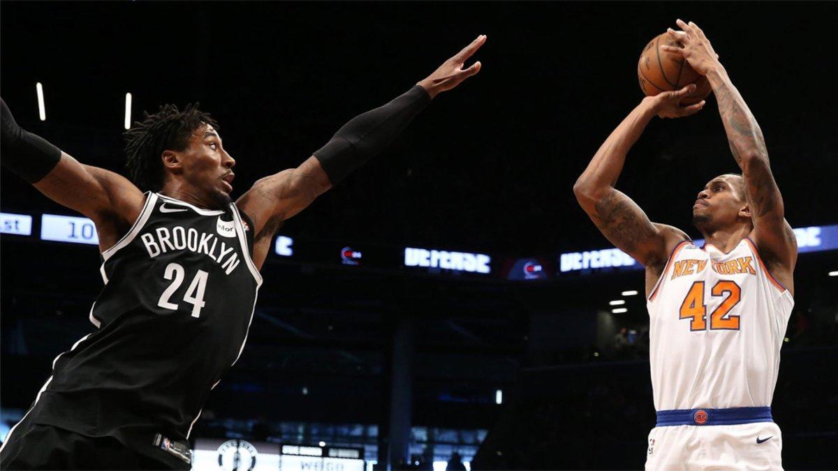 Lance Thomas (derecha) de New York Knicks lanza sobre Rondae Hollis-Jefferson (izquierda) de Brooklyn Nets en un partido entre los Nets y los Knicks en el Barclays Center de Brooklyn, Nueva York