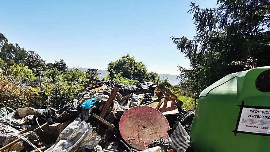 Vertido de todo tipo de desperdicios en Sanamedio  | SANTOS ÁLVAREZ