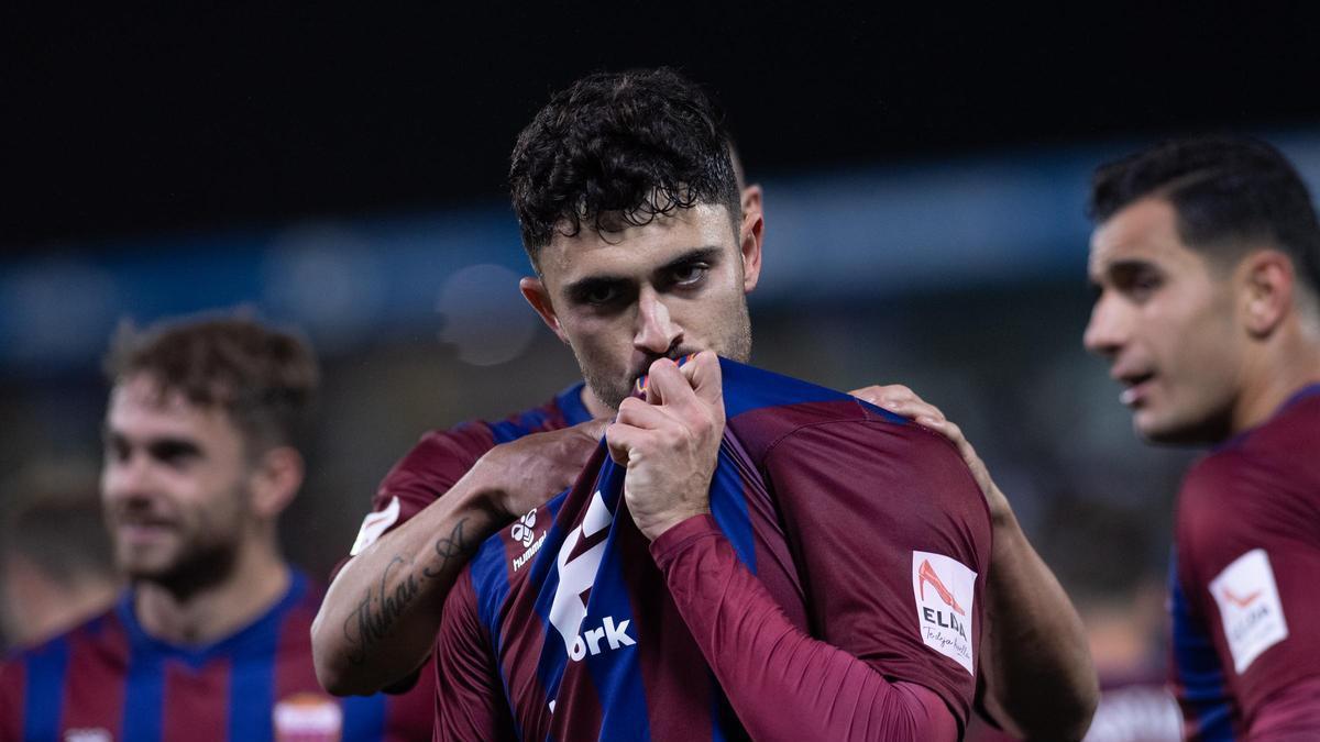 Sergio Ortuño se besa el escudo del Eldense después de marcar el gol del empate en Leganés desde el centro del campo de Butarque.