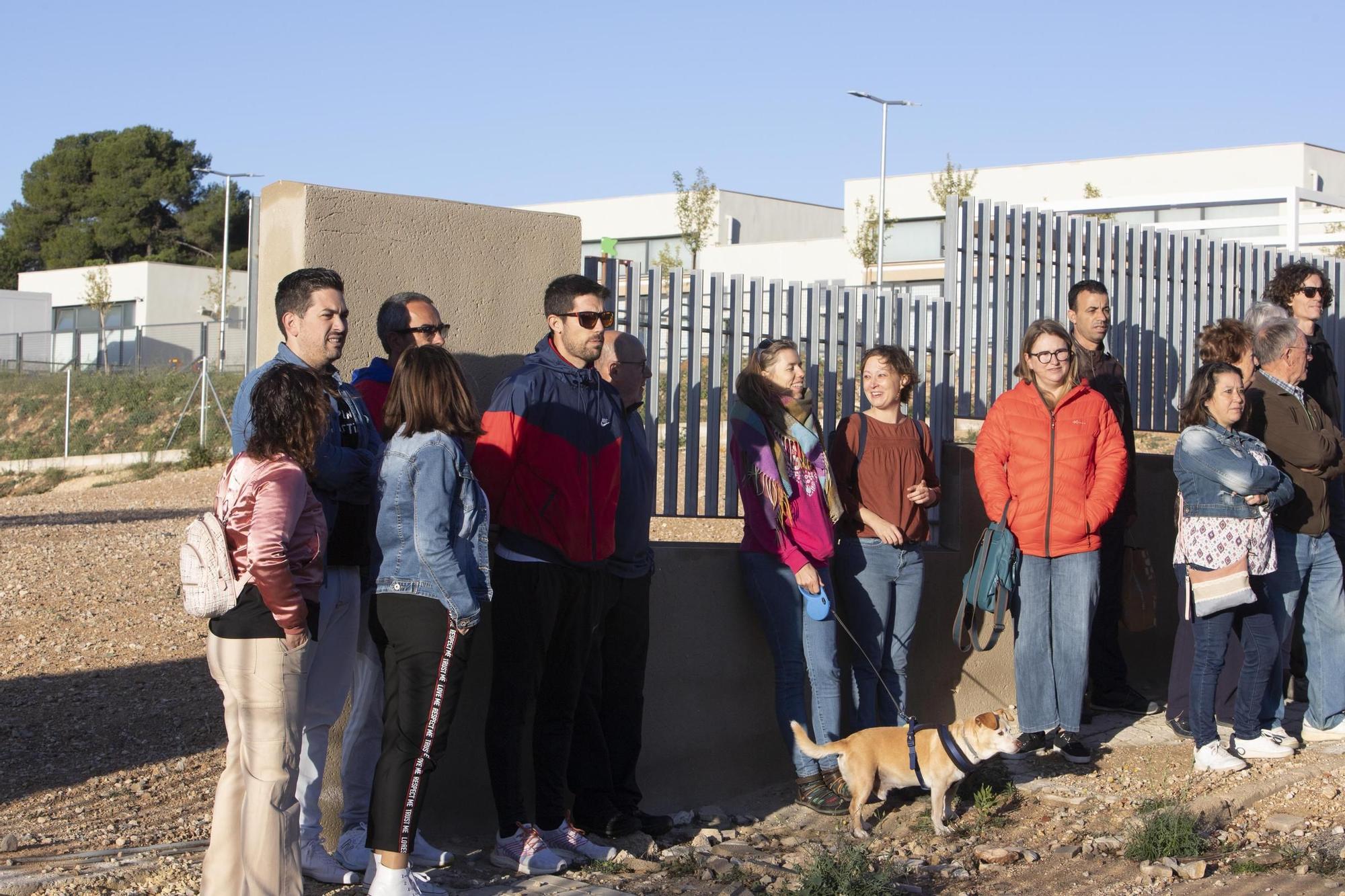 Protesta a las puertas del CEIP Lluís Vives de Bocairent por la paralización de las obras.